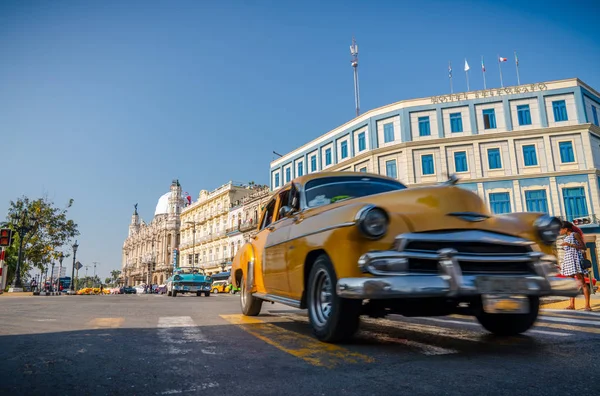 哈瓦那的Gran Teatro de La Habana 、 El Capitolio和复古汽车 — 图库照片