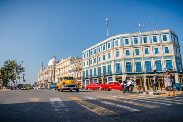 Gran Teatro de La Habana, El Capitolio and retro car in Havana — стокове фото