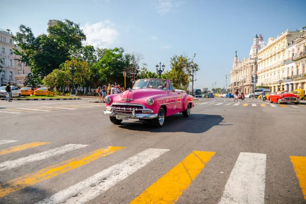 Retro autó taxival a turisták Havannában Kuba — Stock Fotó