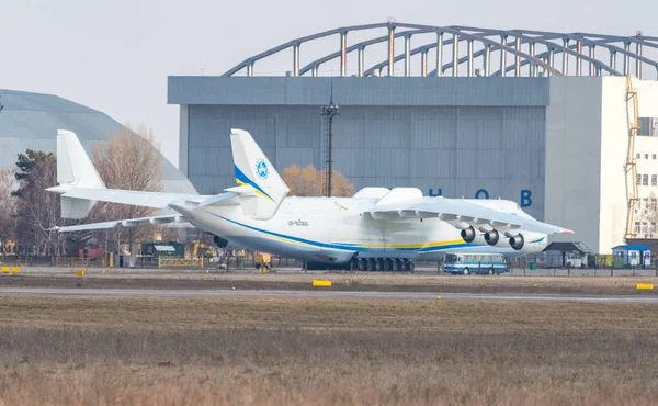 Antonov An-225 Mriya prima del decollo nell'aeroporto di Gostomel — Foto Stock