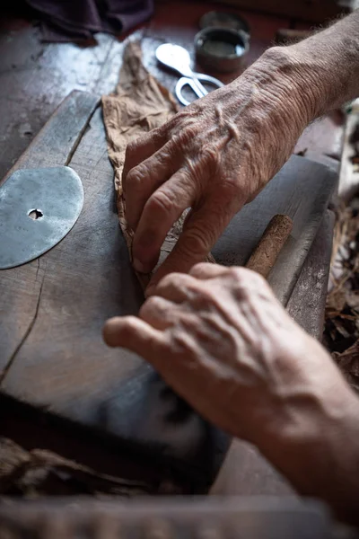 Laminage ou fabrication de cigares par torcedor en cuba — Photo