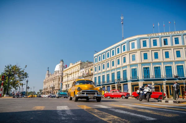Gran Teatro de La Habana, El Capitolio i samochody retro w Hawanie — Zdjęcie stockowe