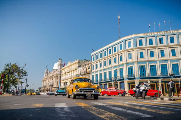 Gran teatro de la habana, el capitolio und retro cars in havana — Stockfoto