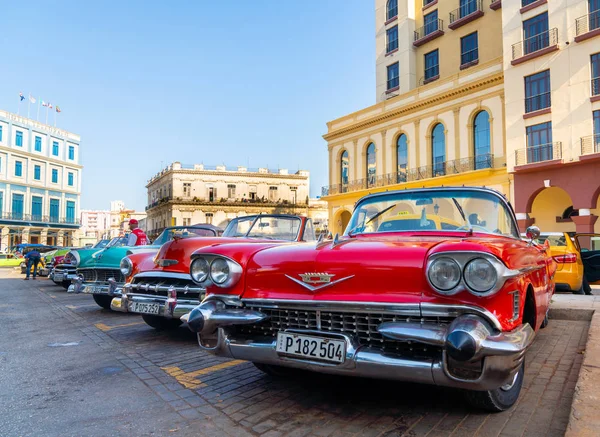 Retro autó taxival a turisták Havannában Kuba — Stock Fotó