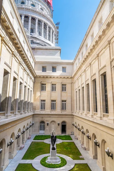 El Capitolio, or National Capitol Building courtyard in Havana — Stock Photo, Image