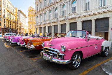 Havana Küba 'da turistler için taksi olarak Retro araba