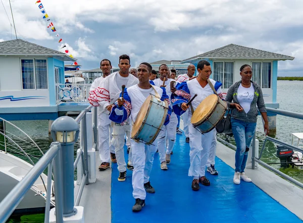Kubánští hudebníci vystupují pro turisty — Stock fotografie