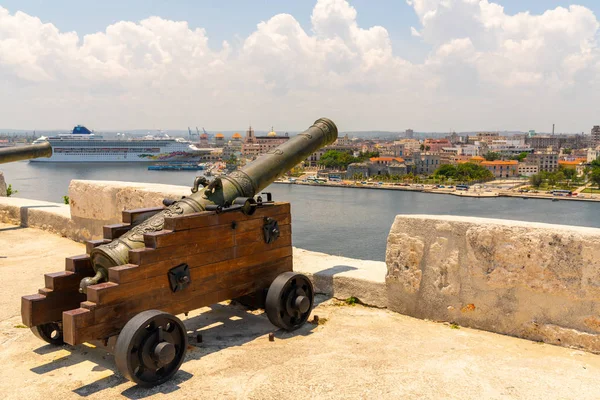 Κανόνια στο φρούριο του Αγίου Καρόλου και κρουαζιερόπλοιο στην Αβάνα — Φωτογραφία Αρχείου