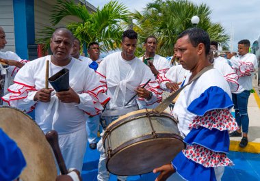 Kübalı müzisyenler turistler için gösteri yapıyor 