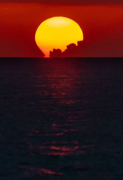 Красочный закат или восход солнца в море — стоковое фото