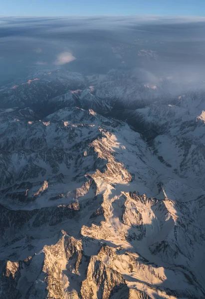 Nuages et coucher de soleil vue de la fenêtre plane dans le Caucase — Photo