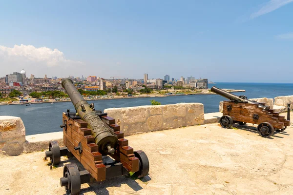 Cañones en el Fuerte de San Carlos y crucero en La Habana —  Fotos de Stock