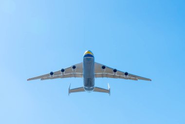 AN-225 Antonov Mriya, Kyiv-Antonov-2 Uluslararası Havalimanı 'na koronavirüsle savaşmak için ticari görevler yaptıktan sonra indi. AN-225 dünyanın en büyük nakliye uçağıdır. 23 Nisan 2020