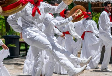 Oğlu jarocho la bamba halk dansları dans dansçılar. Küba, bahar 2018