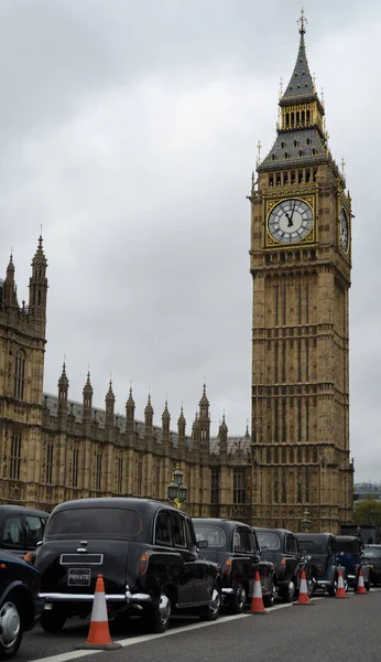 Big Ben Toren Een Rij Van Hackney Vervoer Black Cab — Stockfoto