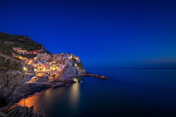 Bonita Cidade Colorida Manarola Com Luzes Acesas Construída Sobre Penhasco — Fotografia de Stock