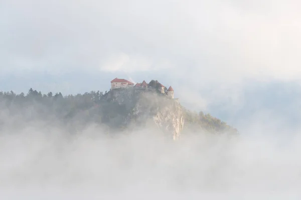 Bled Zamek Zbudowany Wysokim Klifie Widokiem Jezioro Blejsko Otoczeniu Chmury — Zdjęcie stockowe