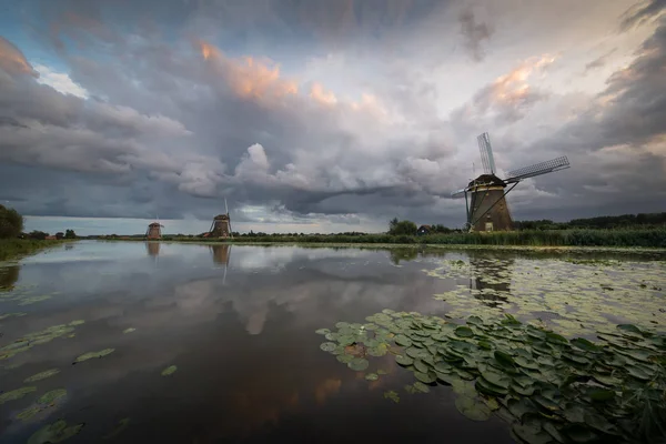 Grandi Nuvole Pioggia Creano Cielo Drammatico Paesaggio Con Tre Mulini — Foto Stock