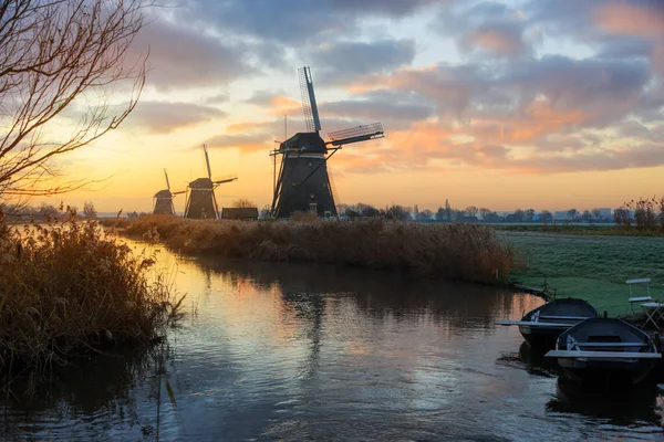 Trois Moulins Vent Deux Bateaux Rames Canal Dans Paysage Rural — Photo