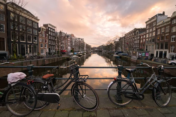 Amsterdam Netherlands March 2018 Bicycles Locked Bar Bridge Canal Lined — Stock Photo, Image