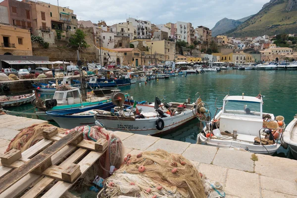 意大利城堡 意大利 2017年6月5日 意大利西西里岛北岸 Scopello 附近的城堡中心港口的小型渔船和渔网 — 图库照片