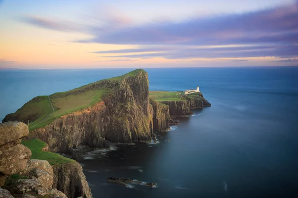 Phare Emblématique Neist Point Construit Sur Les Falaises Dessus Océan — Photo