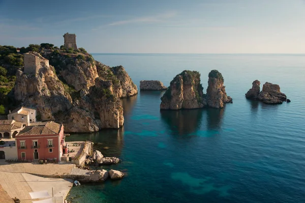 Faraglioni Rochers Dans Mer Méditerranée Vieux Bâtiment Rouge Tonnara Dans — Photo