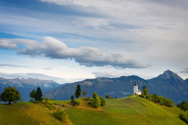 Jamnik igreja com montanhas na Eslovénia — Fotografia de Stock