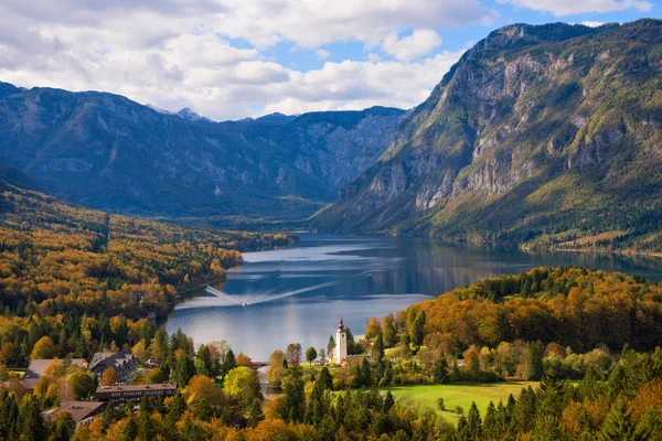 Paisagem do lago Bohinj no outono na Eslovénia — Fotografia de Stock