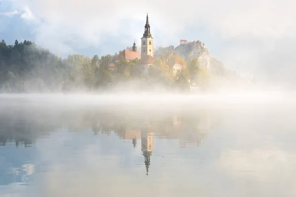 Niebla sobre el agua en Bled Lake Fotos de stock libres de derechos