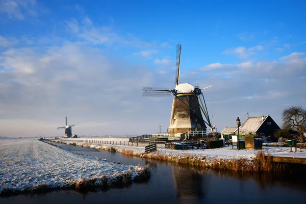 Windmühlen in einer Winterlandschaft in den Niederlanden bei Sonnenaufgang — Stockfoto
