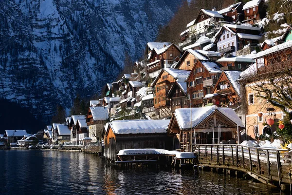 Hallstatt casas à beira do lago na neve no inverno — Fotografia de Stock