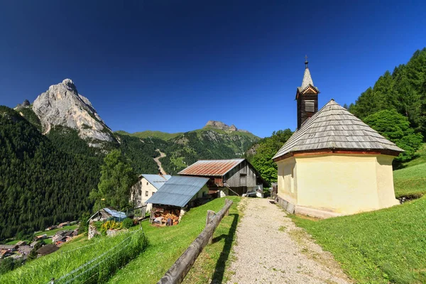 Dolomiti - pueblo de Penia — Foto de Stock