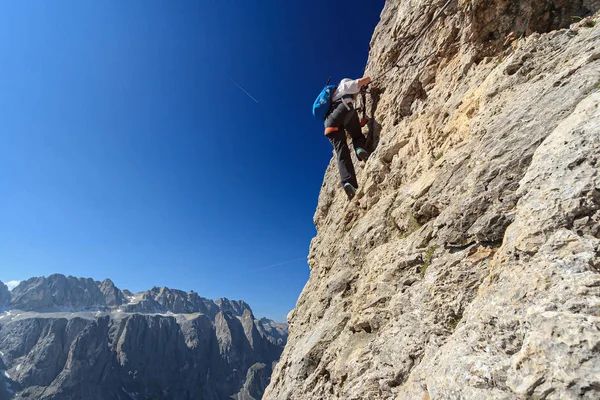 Женщина на via ferrata — стоковое фото