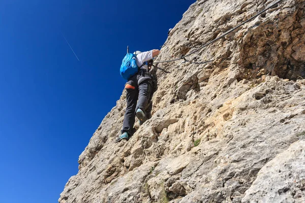 Женщина на via ferrata — стоковое фото