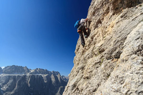 Frau auf Klettersteig — Stockfoto