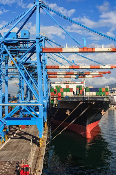 Cranes and ship — Stock Photo, Image