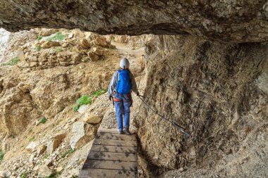 Cengia Martini patika üzerinde yürüyüşçü