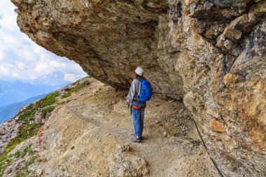 Cengia Martini patika üzerinde yürüyüşçü