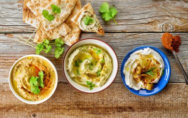 ahşap masa, üstten görünüm üzerinde çeşitli yayılır kâse