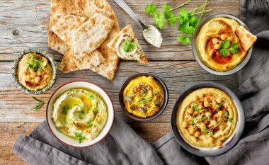 çeşitli humus yayılır ahşap masa, üstten görünüm üzerinde kase