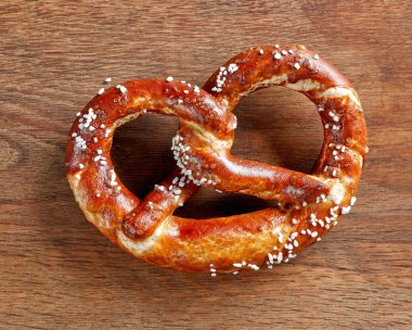 kahverengi ahşap zemin üzerinde taze pişmiş Bavyera simit