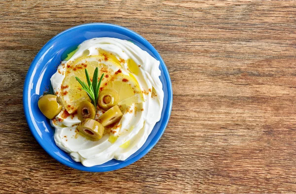 Prato Aperitivo Queijo Creme Picante Fresco Com Azeitonas Limão Mesa — Fotografia de Stock