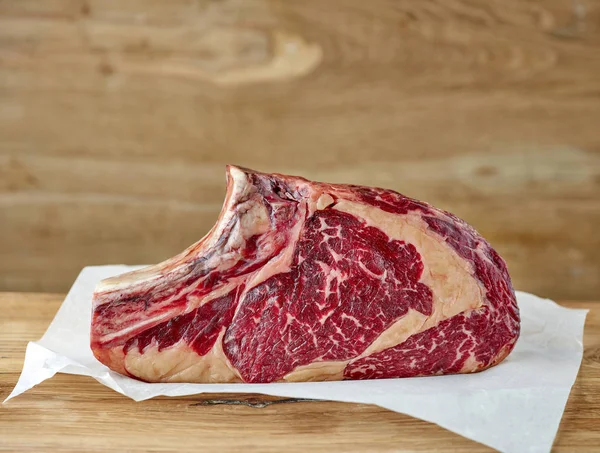 Färsk rå rib eye steak — Stockfoto