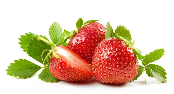 Frische Rote Erdbeeren Mit Grünen Blättern Isoliert Auf Weißem Hintergrund — Stockfoto
