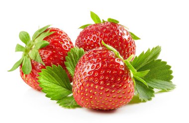 Beyaz arka plan üzerinde izole yeşil yaprakları ile taze kırmızı çilek