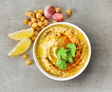 kase humus gri mutfak masasında, üstten görünüm