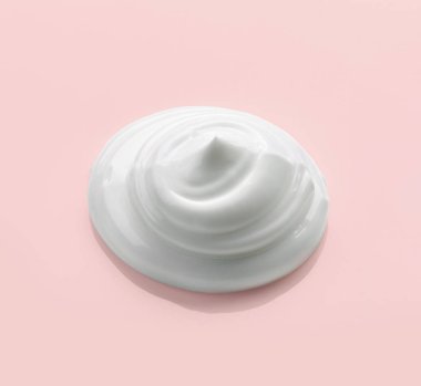 pembe bir arka plan üzerinde beyaz kozmetik krem