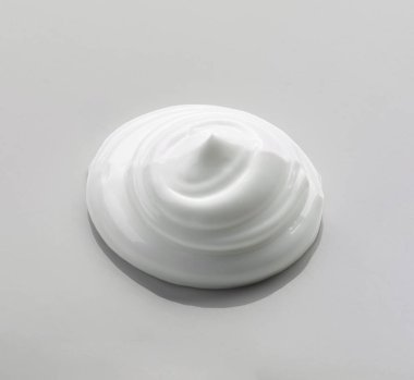 gri arka plan üzerinde beyaz kozmetik krem