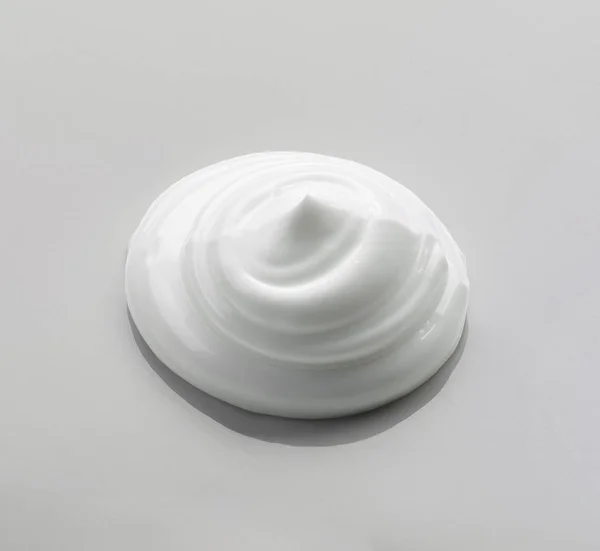 Crème Cosmétique Blanche Sur Fond Gris — Photo